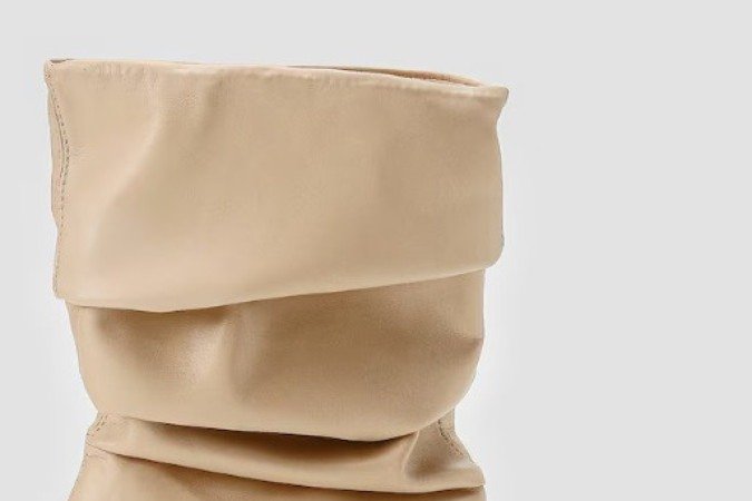 Bota feminina sloucht com salto fino off-white, da Riachuelo (R$ 219,99)