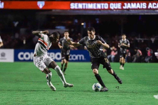 São Paulo jogou com um a menos ao longo da maior parte do jogo - (crédito: Foto: Divulgação/Libertad) São Paulo jogou com um a menos ao longo da maior parte do jogo - (crédito: Foto: Divulgação/Libertad)