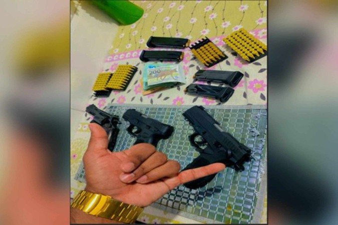 Membro da facção ostenta armas e munições - (crédito: Divulgação/PCDF) Membro da facção ostenta armas e munições - (crédito: Divulgação/PCDF)