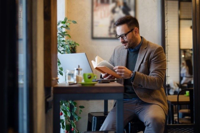 A leitura de livros para alavancar os negócios e a carreira pode oferecer novas perspectivas, técnicas de gestão e ferramentas de tomada de decisão (Imagem: ZoranOrcik | Shutterstock) - (crédito: EdiCase) A leitura de livros para alavancar os negócios e a carreira pode oferecer novas perspectivas, técnicas de gestão e ferramentas de tomada de decisão (Imagem: ZoranOrcik | Shutterstock) - (crédito: EdiCase)