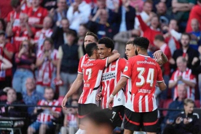 Jogadores do PSV comemoram um dos gols da vitória sobre o Heracles - (crédito: Foto: Divulgação) Jogadores do PSV comemoram um dos gols da vitória sobre o Heracles - (crédito: Foto: Divulgação)