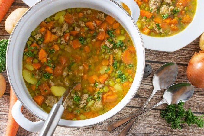 Sopa de legumes com carne moída (Imagem: Angelika Heine | Shutterstock) - (crédito: EdiCase) Sopa de legumes com carne moída (Imagem: Angelika Heine | Shutterstock) - (crédito: EdiCase)