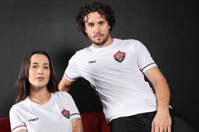 Como forma de celebração aos seus 126 anos, Vitória lançou o segundo uniforme para a temporada de 2025 - (crédito: Foto: Igor Pola/ Divulgação) Como forma de celebração aos seus 126 anos, Vitória lançou o segundo uniforme para a temporada de 2025 - (crédito: Foto: Igor Pola/ Divulgação)