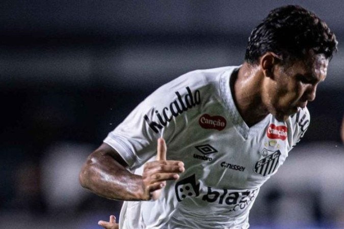 Gabriel Verón voltou a ser relacionado mas tem futuro incerto no Santos - (crédito: Foto: Raul Baretta/ Santos FC.) Gabriel Verón voltou a ser relacionado mas tem futuro incerto no Santos - (crédito: Foto: Raul Baretta/ Santos FC.)