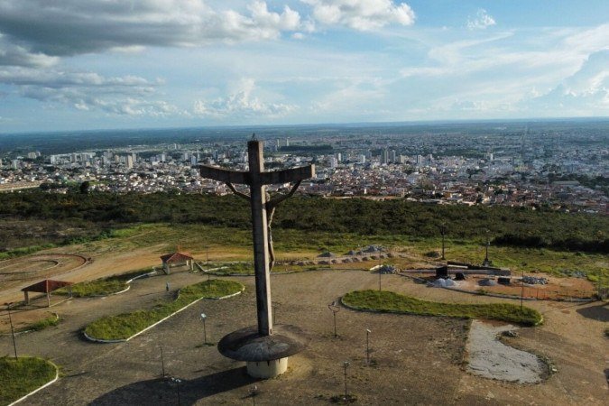 Vitória da Conquista é a terceira maior cidade da Bahia e tem completa infraestrutura e opções de lazer para os turistas (Imagem: Felinto A Frota Lopes | Shutterstock) - (crédito: EdiCase) Vitória da Conquista é a terceira maior cidade da Bahia e tem completa infraestrutura e opções de lazer para os turistas (Imagem: Felinto A Frota Lopes | Shutterstock) - (crédito: EdiCase)