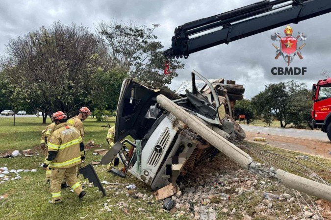 Levando cinco viaturas, uma aeronave e um guincho, os bombeiros encontraram um caminhão de cor branca capotado no canteiro central - (crédito: Divulgação/CBMDF) Levando cinco viaturas, uma aeronave e um guincho, os bombeiros encontraram um caminhão de cor branca capotado no canteiro central - (crédito: Divulgação/CBMDF)