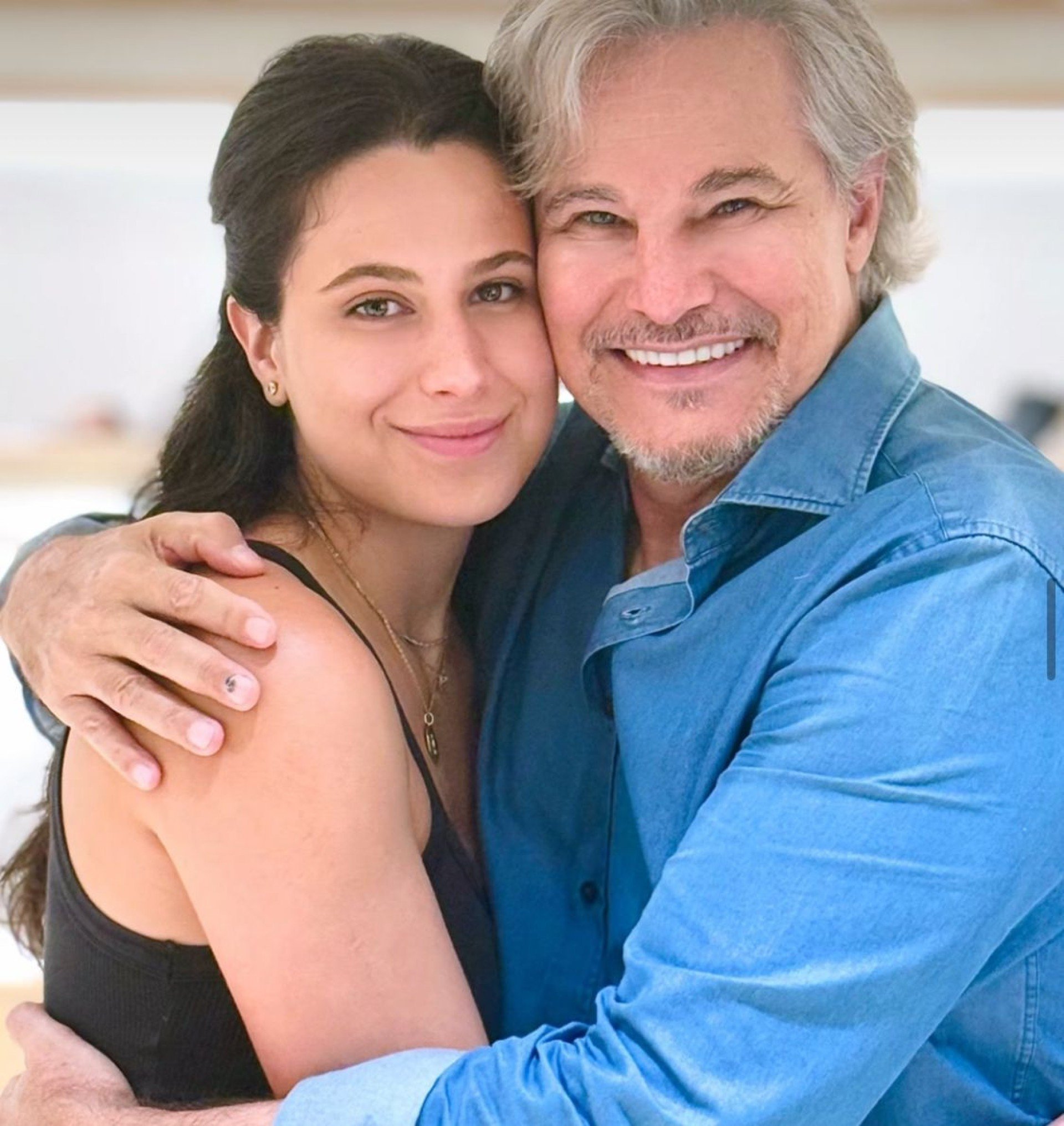 Edson Celulari comenta polêmica sobre Claudia Raia ter preparado primeira noite da filha