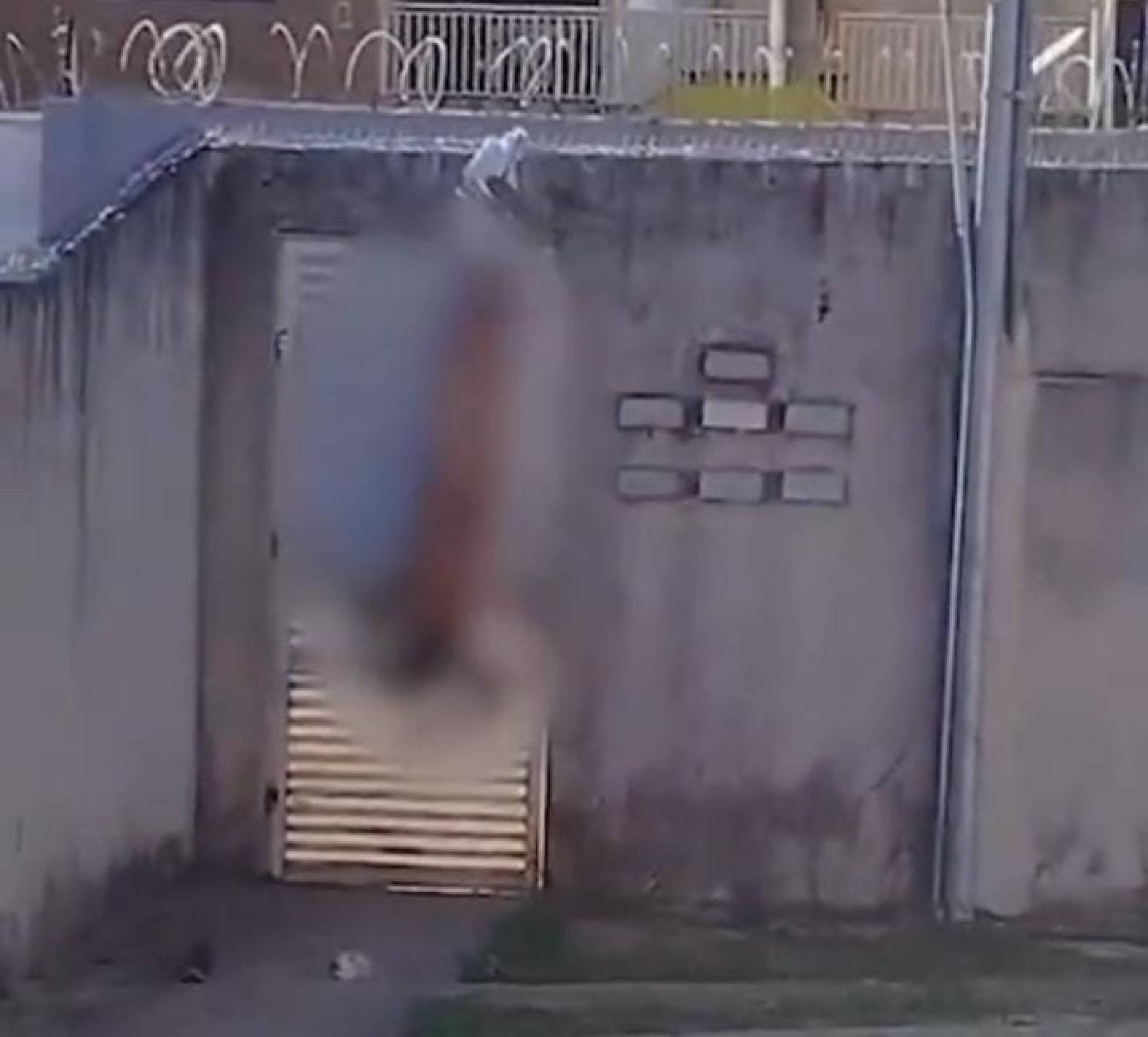 Homem fica pendurado nu em muro ao tentar invadir condomínio da ex Homem fica pendurado nu em muro ao tentar invadir condomínio da ex