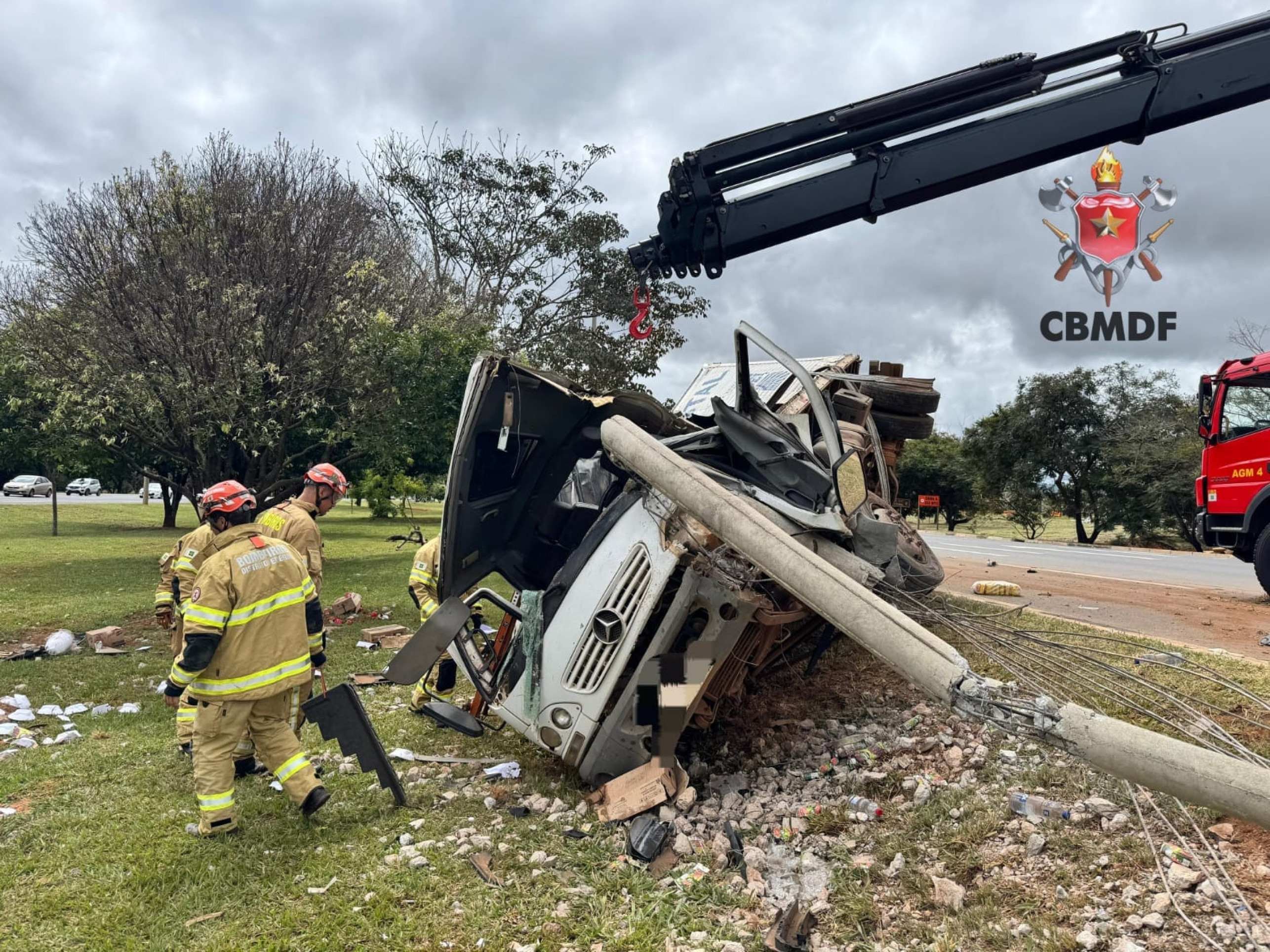 Caminhão capota após colisão com poste na EPIA Norte