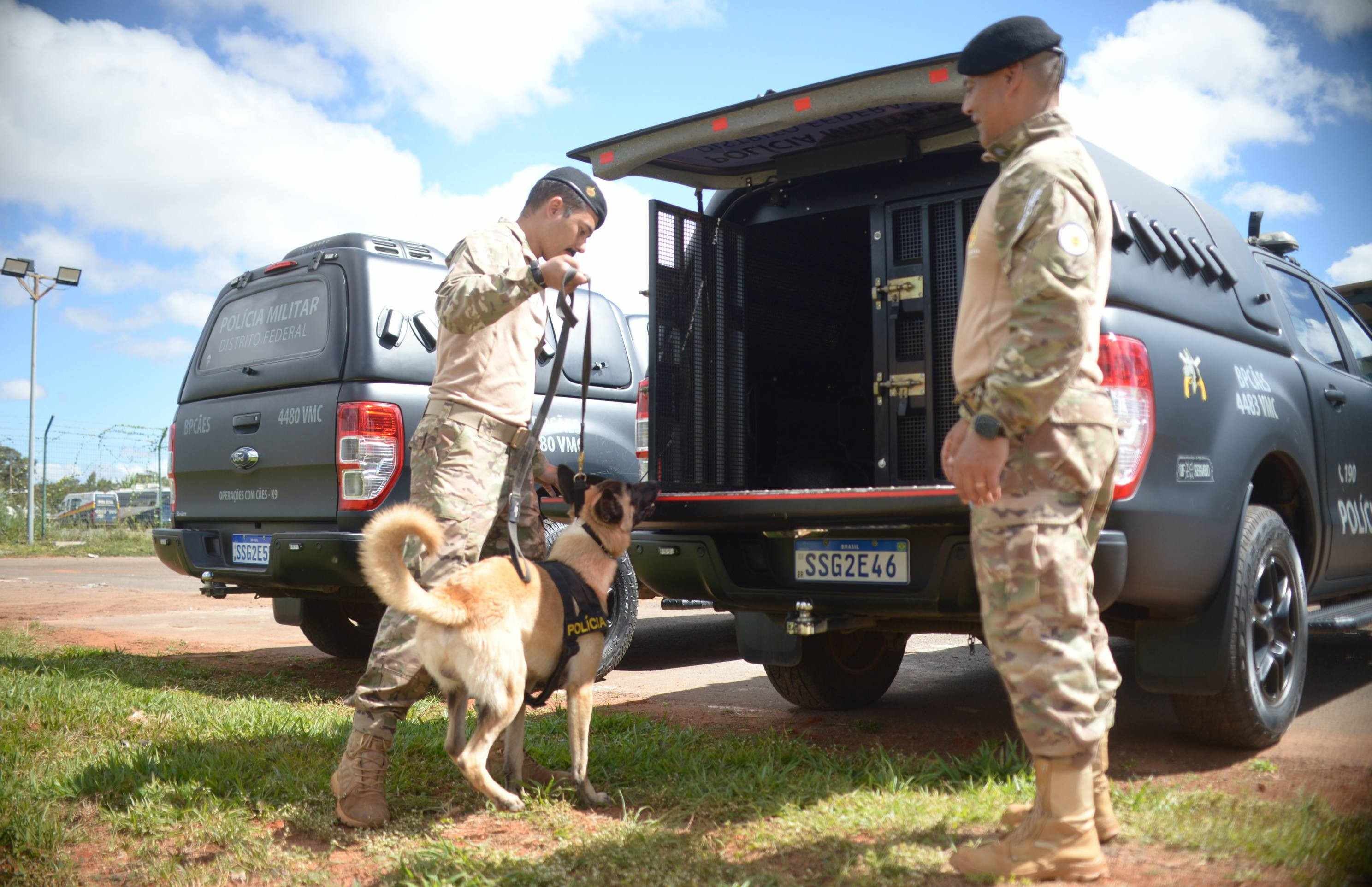 Soldado Lustosa e o pastor-alemão Malibu (E) são parceiros há pouco mais de dois meses
