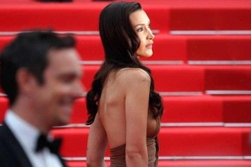 Natasha Poly usou um vestido ousado no tapete vermelho do Festival de Cinema de Cannes em 2024 -  (crédito: Getty Images)