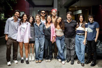 Elenco da segunda temporada de Amor da minha vida, da esquerda para direita: Rômulo Estrela, Bruna Marquezine, Clarice Falcão, Alanis Guillen, Sérgio Malheiros, Tatiana Fragoso, Danilo Mesquita, Gleici Damasceno, René Sampaio, Rayssa Bratillieri e Matheus Souza.
 -  (crédito:  Helena Barreto)