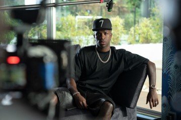 Vinicius Junior na série sobre a carreira do atual número 1 do mundo no Prêmio Fifa The Best      -  (crédito: Fotos: Netflix/Divulgação)