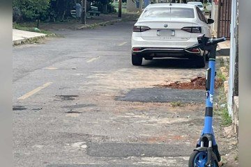 Patinete elétrico abandonado em rua do Cruzeiro Velho: desnível no asfalto e nas calçadas -  (crédito: Roberto Fonseca/CB/D.A.Press)