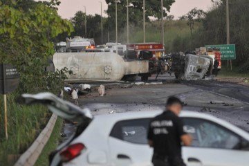 Caminhão-tanque tomba, atinge carro e motos e deixa um morto e três feridos
- (crédito: Minervino Junior) Caminhão-tanque tomba, atinge carro e motos e deixa um morto e três feridos
- (crédito: Minervino Junior)