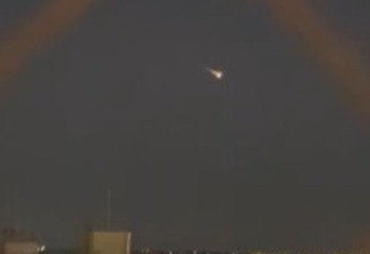 Clarão iluminou o céu de Brasília na noite de quarta-feira (14/5) trata-se de lixo espacial. -  (crédito: Reprodução/Redes sociais)