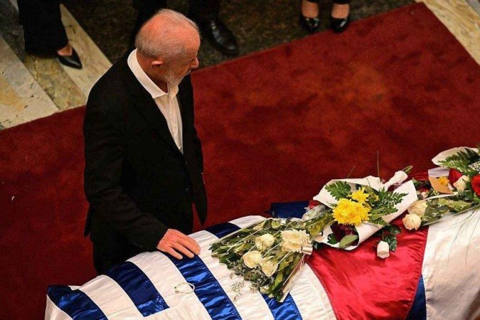 Lula abraçou e beijou a esposa de Mujica e ex-vice-presidente do Uruguai, Lucía Topolanksy - (crédito: AFP) Lula abraçou e beijou a esposa de Mujica e ex-vice-presidente do Uruguai, Lucía Topolanksy - (crédito: AFP)