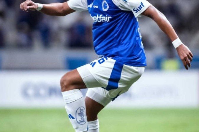 KAUÃ PRATES - A mais grata surpresa do jogo, mostrando muita qualidade técnica e aparecendo com eficiência no ataque, finalizando duas vezes com extremo perigo. NOTA 7,5. Foto:  Gustavo Aleixo/Cruzeiro