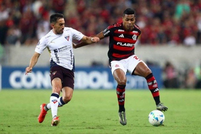 LDU – Teve muita dificuldade para sair jogando. Chegou poucas vezes ao ataque, mas com algum perigo, principalmente explorando o lado defendido por Alex Sandro. No geral, atuou bem fechado pois perder por até 2 a 0 mantinha o time vivo na luta por vaga às oitavas (bastará vencer o Central Córdoba por dois gols, em casa, na última rodada)  NOTA: 4,5. Foto: Gilvan de Souza/Flamengo