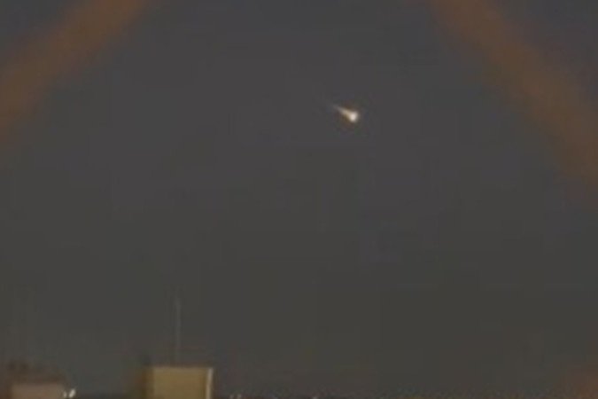 Clarão iluminou o céu de Brasília na noite de quarta-feira (14/5) trata-se de lixo espacial. - (crédito: Reprodução/Redes sociais) Clarão iluminou o céu de Brasília na noite de quarta-feira (14/5) trata-se de lixo espacial. - (crédito: Reprodução/Redes sociais)