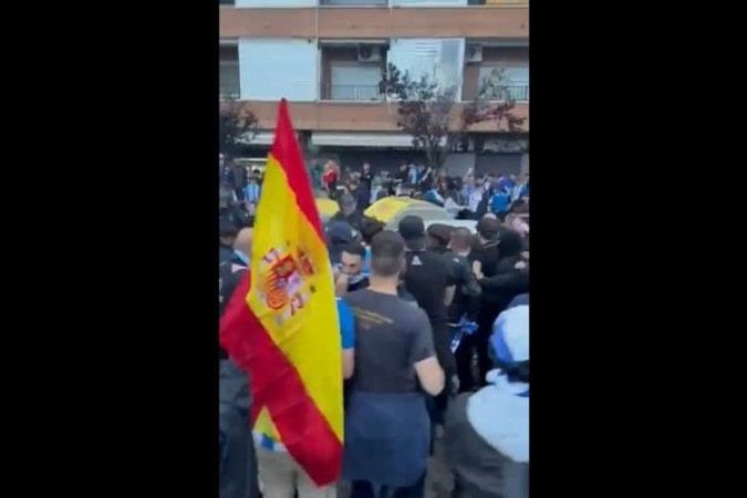 Ao todo, 13 pessoas ficaram feridas, todas com lesões leves, segundo confirmaram tanto a polícia quanto o próprio Espanyol - (crédito: Foto: Reprodução) Ao todo, 13 pessoas ficaram feridas, todas com lesões leves, segundo confirmaram tanto a polícia quanto o próprio Espanyol - (crédito: Foto: Reprodução)