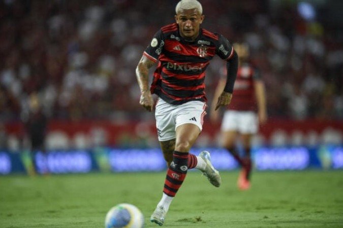 WESLEY – Diferentemente das últimas partidas, apareceu com mais eficiência no apoio, mas não conseguiu finalizar ou cruzar com qualidade. Na defesa, cometeu dois erros de marcação (um em cada tempo) que quase resultaram em gol dos equatorianos. NOTA 6,0. Foto: Marcelo Cortes / CRF
