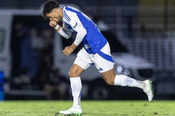 DINENNO - Substituiu Kenji. Mas teve dificuldade em encontrar o seu jogo e achar o melhor posicionamento. NOTA 5,5. Foto:  Gustavo Aleixo/Cruzeiro