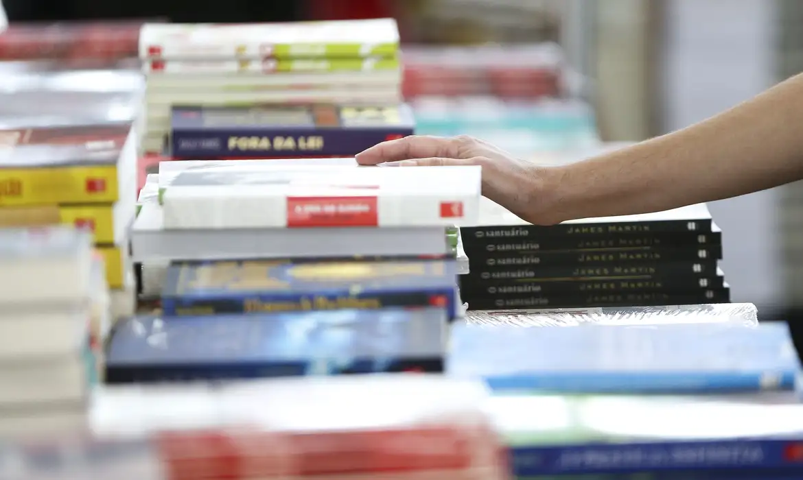 Principais destaques da pesquisa foram os setores de livros, jornais, revistas e papelaria, com uma alta de 28,2%, e equipamentos e material para escritório, informática e comunicação, de 3,0%
- (crédito: MARCELO CAMARGO/AGÊNCIA BRASIL) Principais destaques da pesquisa foram os setores de livros, jornais, revistas e papelaria, com uma alta de 28,2%, e equipamentos e material para escritório, informática e comunicação, de 3,0%
- (crédito: MARCELO CAMARGO/AGÊNCIA BRASIL)
