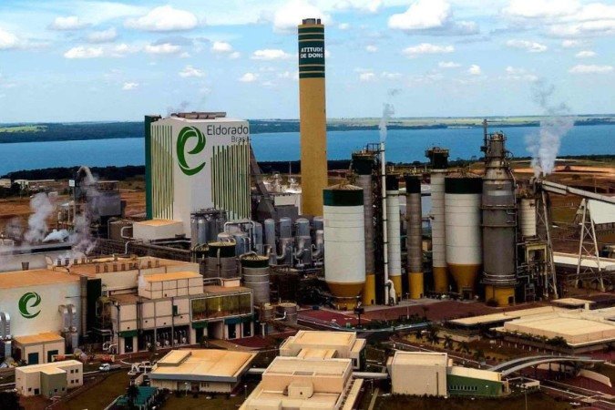 J&F pagou R$ 15 bi à vista à Paper Excellence para assumir o controle da Eldorado Brasil Celulose. J&F pagou R$ 15 bi à vista à Paper Excellence para assumir o controle da Eldorado Brasil Celulose.