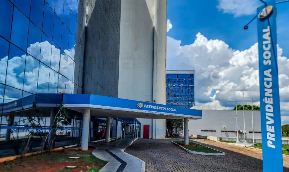 A fila do INSS refere-se ao tempo de espera para análise e concessão de benefícios previdenciários, como aposentadorias, auxílios-doença e pensões. - (crédito: Rafa Neddermeyer/Agência Brasil) A fila do INSS refere-se ao tempo de espera para análise e concessão de benefícios previdenciários, como aposentadorias, auxílios-doença e pensões. - (crédito: Rafa Neddermeyer/Agência Brasil)
