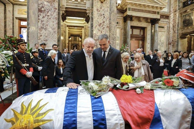 ‘Uma pessoa como ele não morre porque suas ideias ficam’, diz Lula no funeral de Mujica