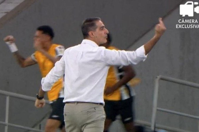 Renato Paiva faz gesto ofensivo após gol de Artur - (crédito: https://correiobraziliense-br.noticiasdeminas.net/wp-content/s/2025/04/Coletiva-Renato-Paiva-_02.jpg) Renato Paiva faz gesto ofensivo após gol de Artur - (crédito: https://correiobraziliense-br.noticiasdeminas.net/wp-content/s/2025/04/Coletiva-Renato-Paiva-_02.jpg)