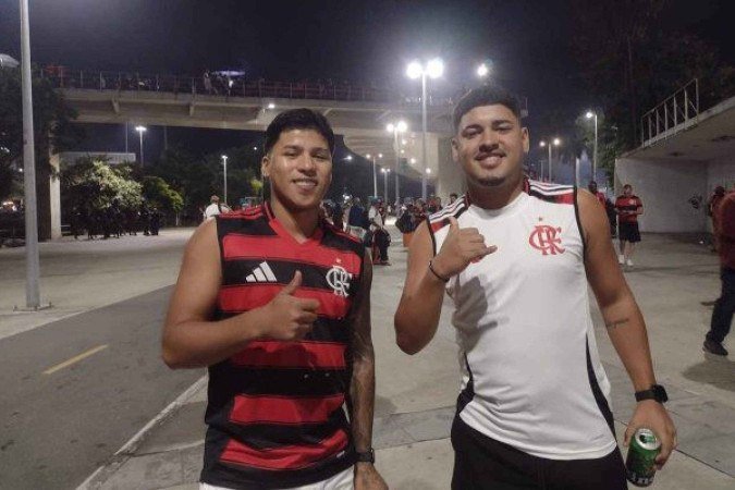 Os rubro-negros Pedro Paulo e Mário vão acompanhar jogo do Flamengo pela primeira vez no Maracanã - (crédito: - Foto: Carlos Mello / Jogada10) Os rubro-negros Pedro Paulo e Mário vão acompanhar jogo do Flamengo pela primeira vez no Maracanã - (crédito: - Foto: Carlos Mello / Jogada10)