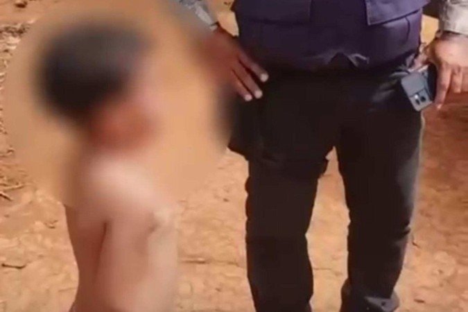 No vídeo, o menino pede ao policial que No vídeo, o menino pede ao policial que