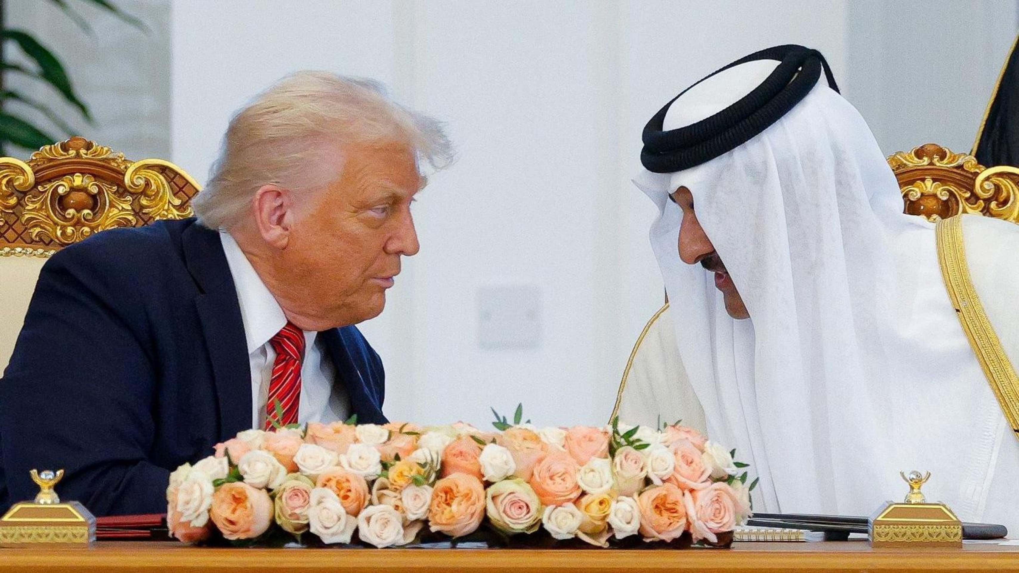 O Comitê Nacional Democrata sobrevoou com sua própria aeronave o resort de Trump na Flórida na quarta-feira, exibindo uma faixa com os dizeres: 'Catar-a-Lago' -  (crédito: Reuters)