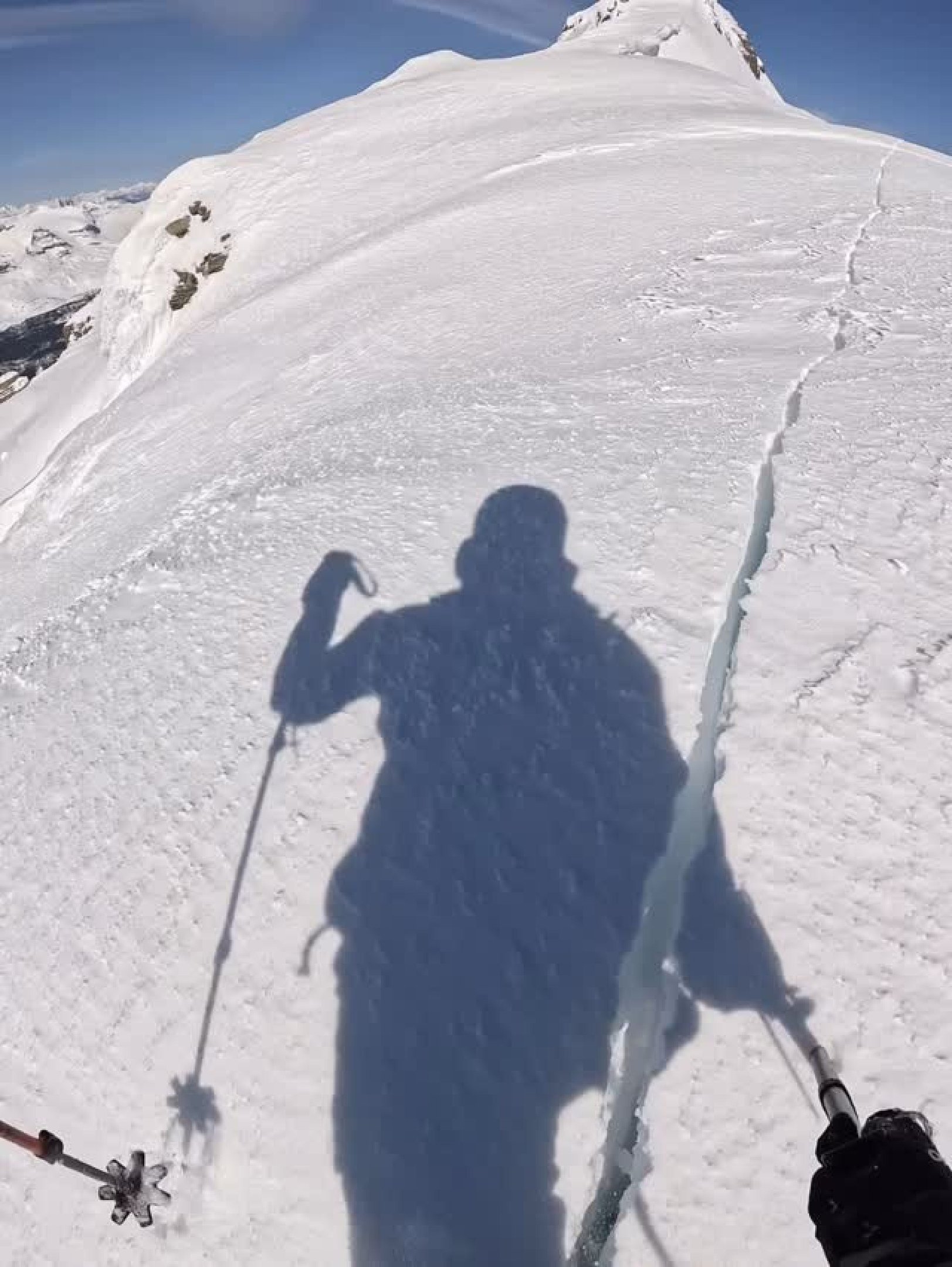 Alpinista escapa por pouco de desabamento em montanha no Canadá