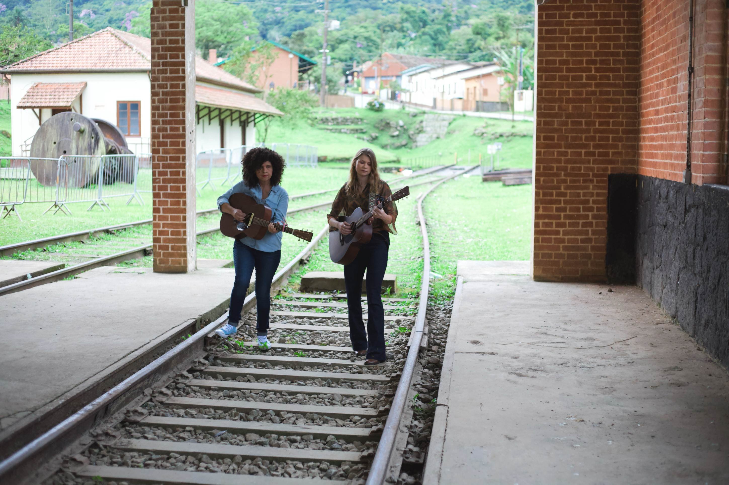 Vicka lança single 'Passageiro', parceria com Roberta Campos