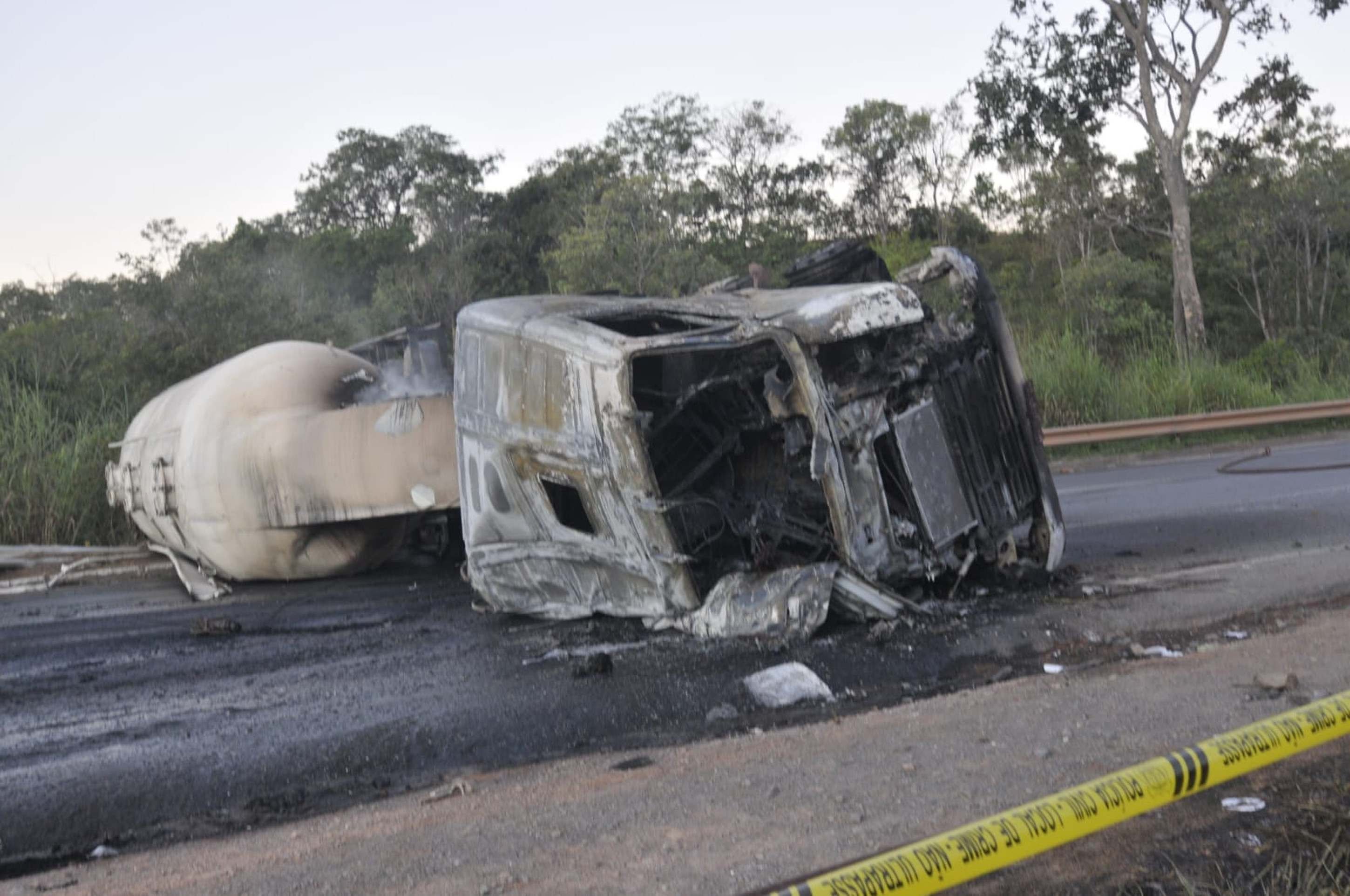 Caminhão-tanque tomba, atinge carro e motos e deixa um morto e três feridos 