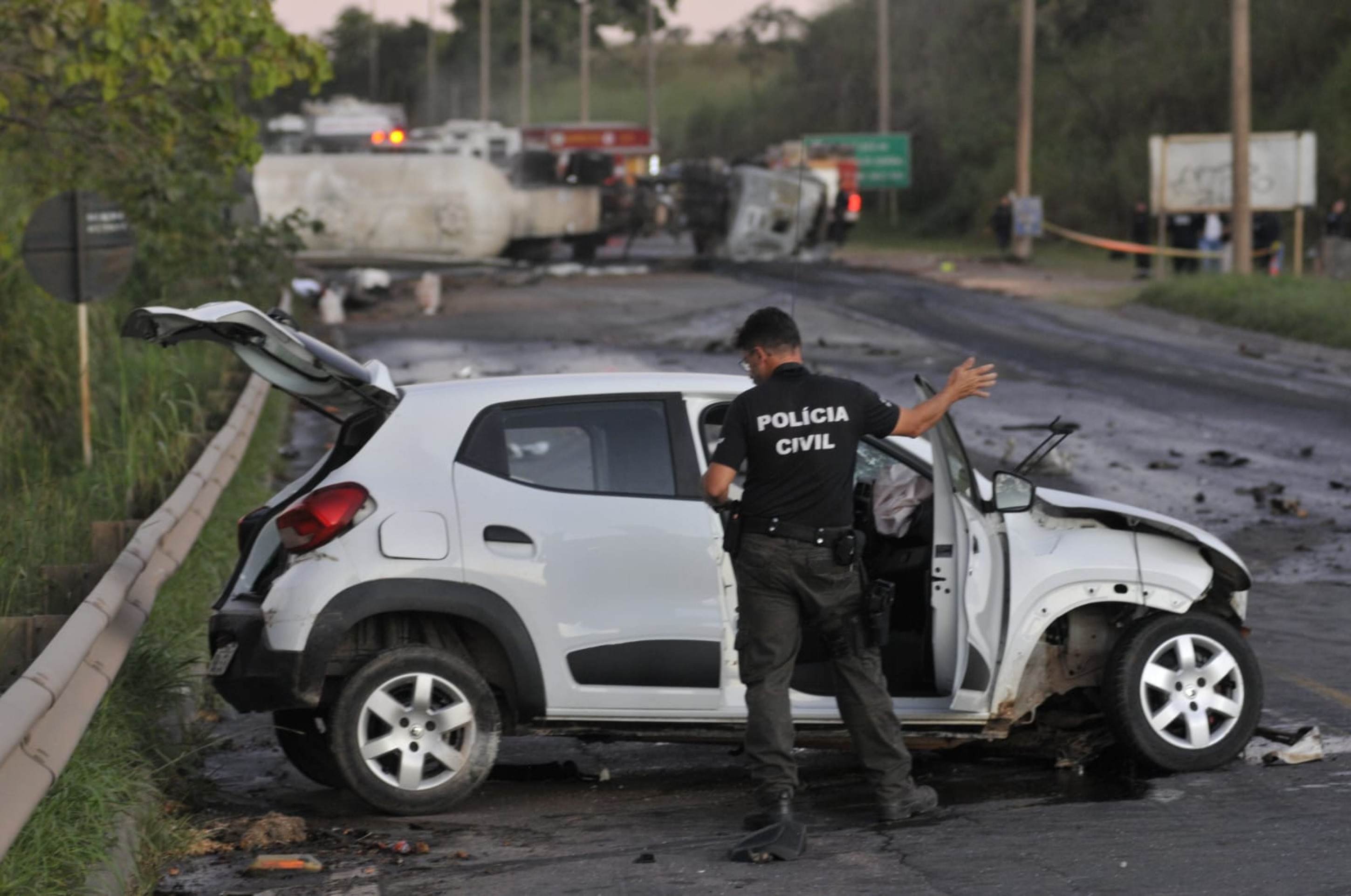Caminhão-tanque tomba, atinge carro e motos e deixa um morto e três feridos 