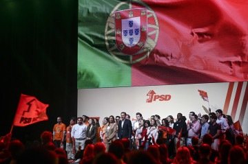 Segundo a pesquisa, realizada pela Universidade Católica Portuguesa, a Aliança Democrática (AD), que é de direita moderada, tem 34% dos votos, enquanto o Partido Socialista (PS) deve ficar com 26% e o Chega, de extrema-direita, pode conquistar 19% -  (crédito:  AFP)