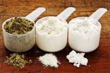 O whey protein e o leite em pó são duas das opções mais procuradas por usuários de academia para suplementação proteica -  (crédito:  Divulgação)