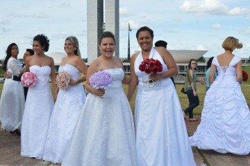 Casamento homoafetivo feminino foi na direção contrária aos registros de casais hétero e mesmo entre homens -  (crédito: Antônio Cruz/Agência Brasil)