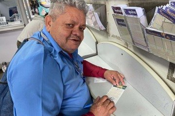 JoÃ£o Evangelista, de 53 anos, trabalha como motorista e joga na loteria semanalmente  -  (crédito: Davi Cruz/CB)