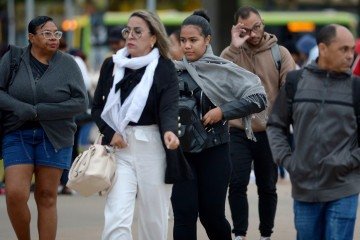 Brasilienses enfrentam manhãs frias e tardes quentes no período de estiagem  -  (crédito: Ed Alves/CB/DA Press)