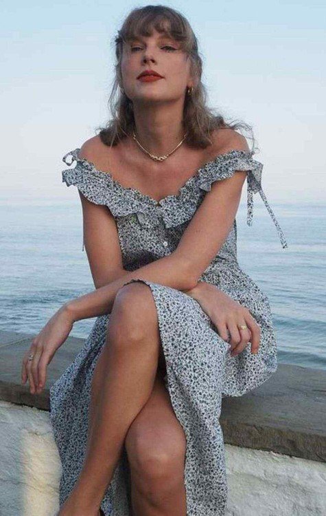 Taylor Swift comprou casa em Rhode Island que pertencia à herdeira da antiga empresa americana de petróleo Standard Oil Company, Rebekah West Harkness -  (crédito: Reprodução/Instagram)