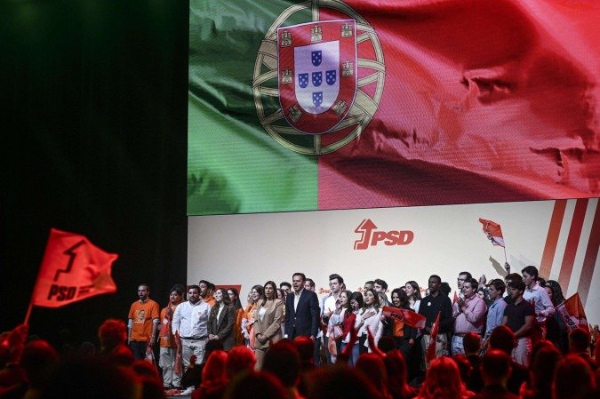 Segundo a pesquisa, realizada pela Universidade Católica Portuguesa, a Aliança Democrática (AD), que é de direita moderada, tem 34% dos votos, enquanto o Partido Socialista (PS) deve ficar com 26% e o Chega, de extrema-direita, pode conquistar 19% - (crédito: AFP) Segundo a pesquisa, realizada pela Universidade Católica Portuguesa, a Aliança Democrática (AD), que é de direita moderada, tem 34% dos votos, enquanto o Partido Socialista (PS) deve ficar com 26% e o Chega, de extrema-direita, pode conquistar 19% - (crédito: AFP)