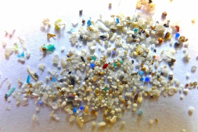 Possíveis mecanismos que associam a exposição de longo prazo a microplásticos incluem inflamação crônica, estresse oxidativo e desregulação endócrina. Também há evidências de que os MPs danificam a mucosa do cólon - (crédito: Universidade Estadual de Oregon/Divulgação ) Possíveis mecanismos que associam a exposição de longo prazo a microplásticos incluem inflamação crônica, estresse oxidativo e desregulação endócrina. Também há evidências de que os MPs danificam a mucosa do cólon - (crédito: Universidade Estadual de Oregon/Divulgação )