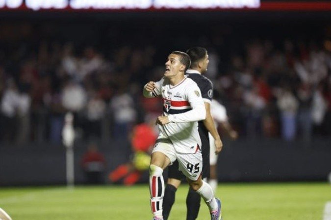 Lucca fez o gol que evitou a derrota do São Paulo contra o Libertad -  (crédito: Foto: Rubens Chiri e Paulo Pinto/Saopaulofc.net)