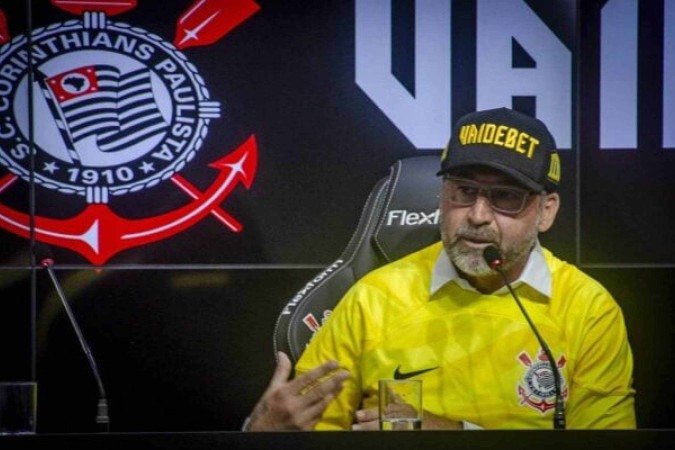 Augusto Melo no dia do anúncio com a VaideBet -  (crédito: Foto: Jozzu/Agência Corinthians )
