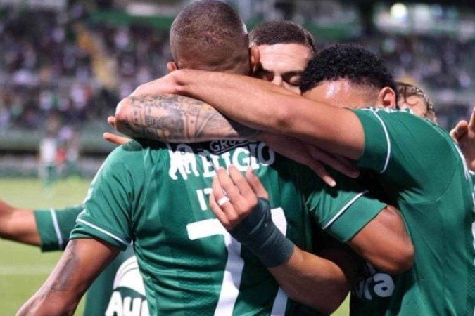 Jogadores da Chapecoense comemoram gol na partida com o Cuiabá - (crédito: Foto: Rafael Bressan | ACF) Jogadores da Chapecoense comemoram gol na partida com o Cuiabá - (crédito: Foto: Rafael Bressan | ACF)